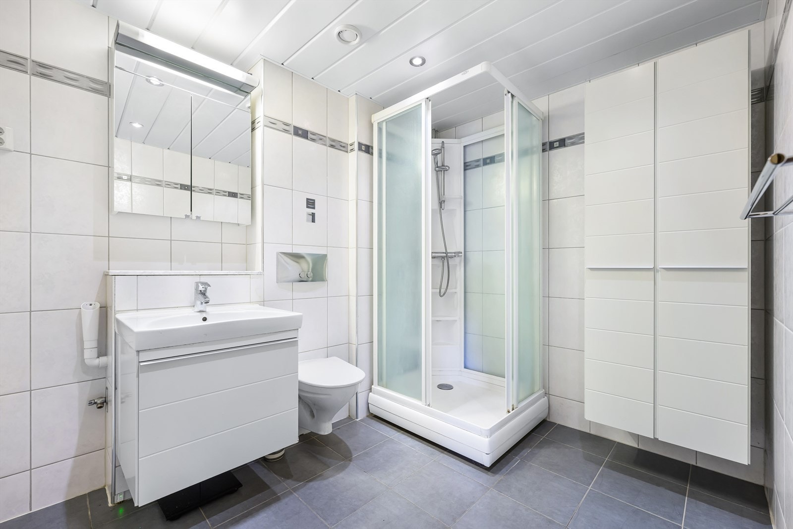 Helfliset bad fra 2008/09 med varme i gulv og tidløse fargevalg. Galleribilde