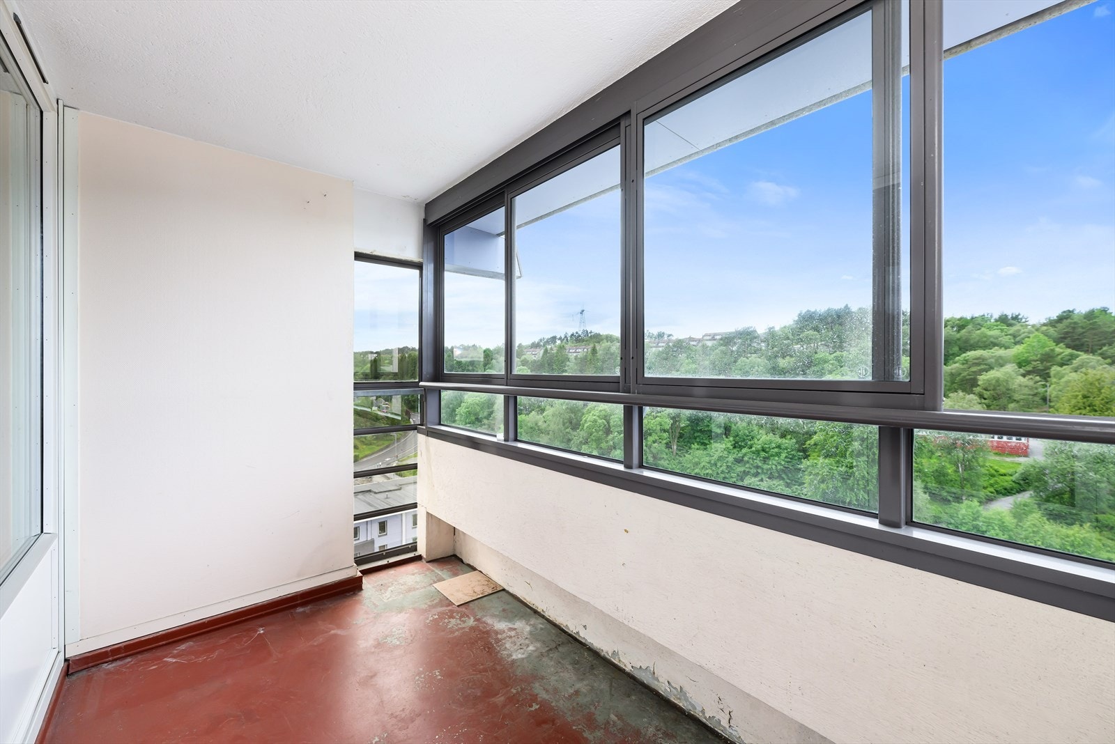 Romslig og innglasset balkong. Legg merke til hjørnebeliggenheten som gir ekstra lys. Galleribilde