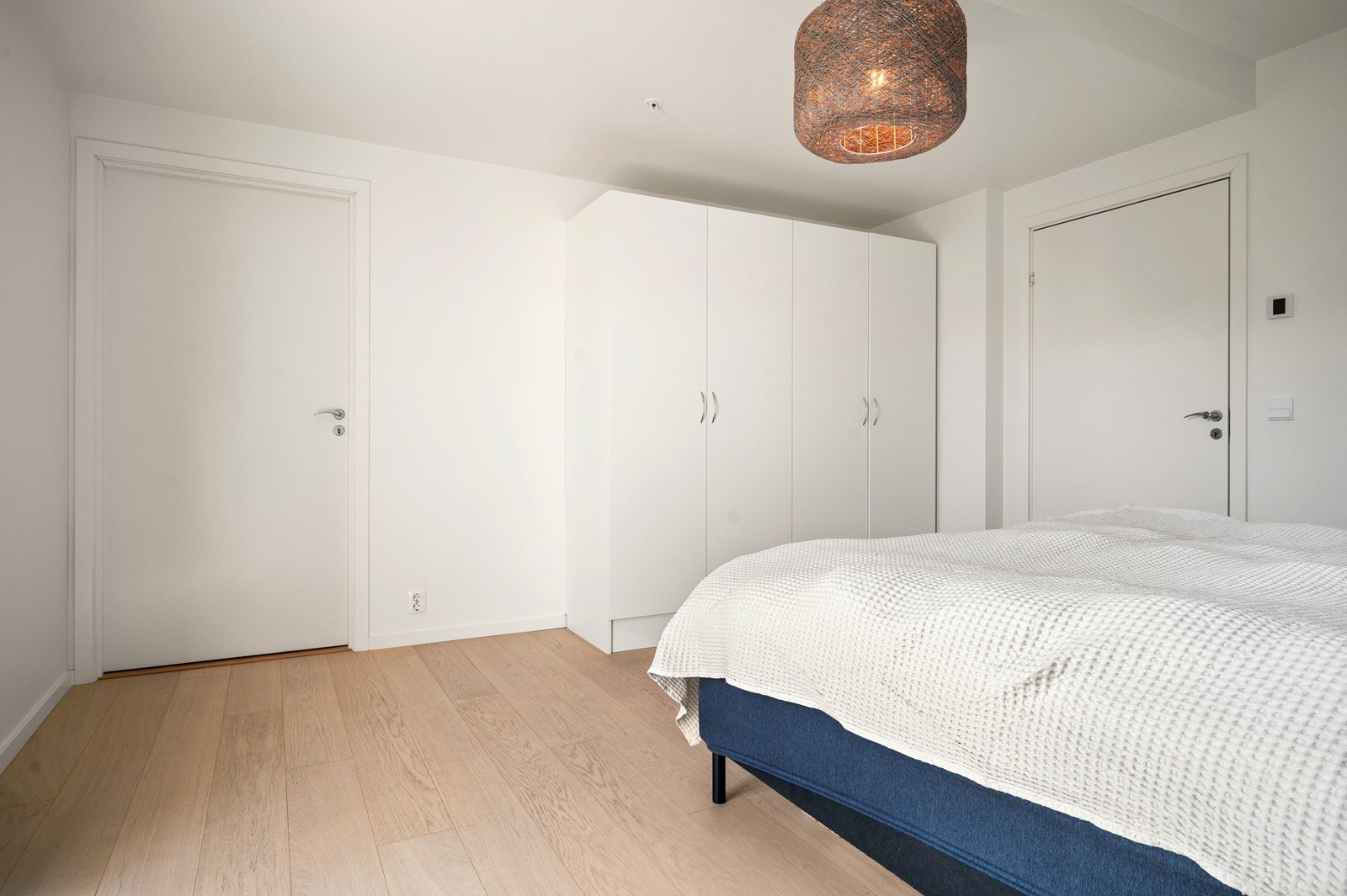 I tilknytning til hovedsoverommet der det også en praktisk walk-in garderobe Galleribilde