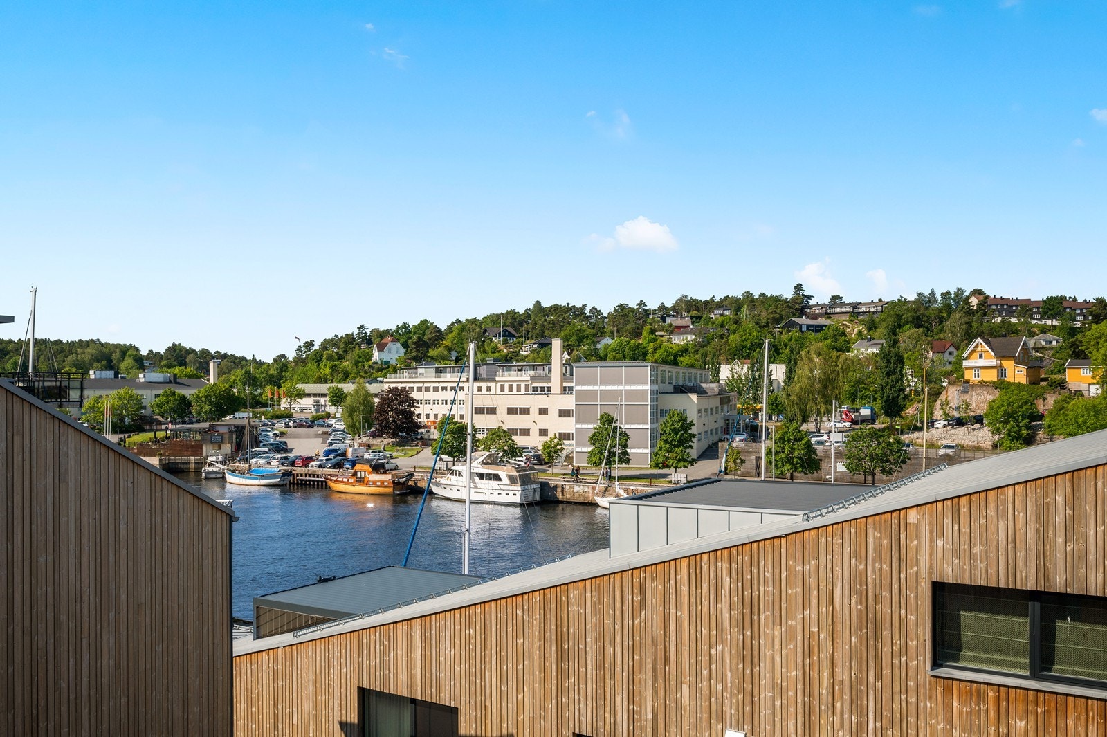 Leiligheten ligger med umiddelbar nærhet til brygga - med utsikt over en del av Vesterelva Galleribilde