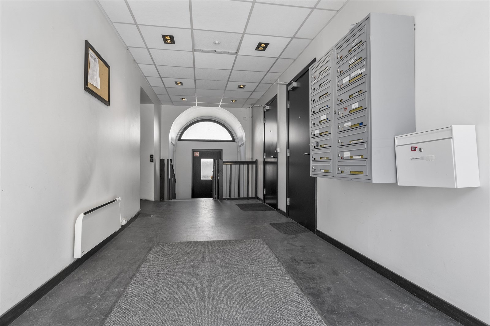 Lyst og trivelig inngangsparti. Galleribilde