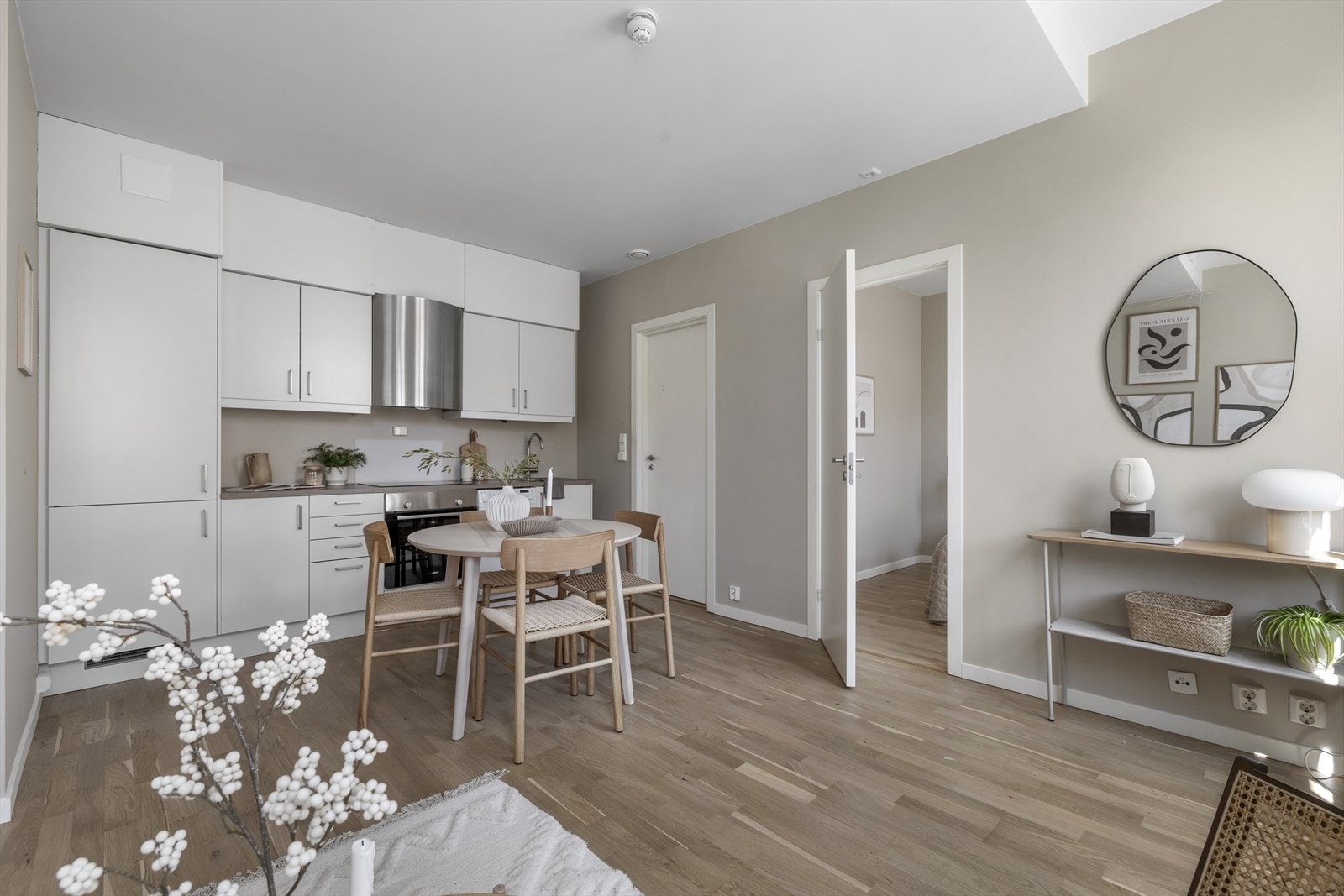 Boligen holder en god og moderne standard fra 2014 da bygget ble omgjort fra kontor til leiligheter. Galleribilde