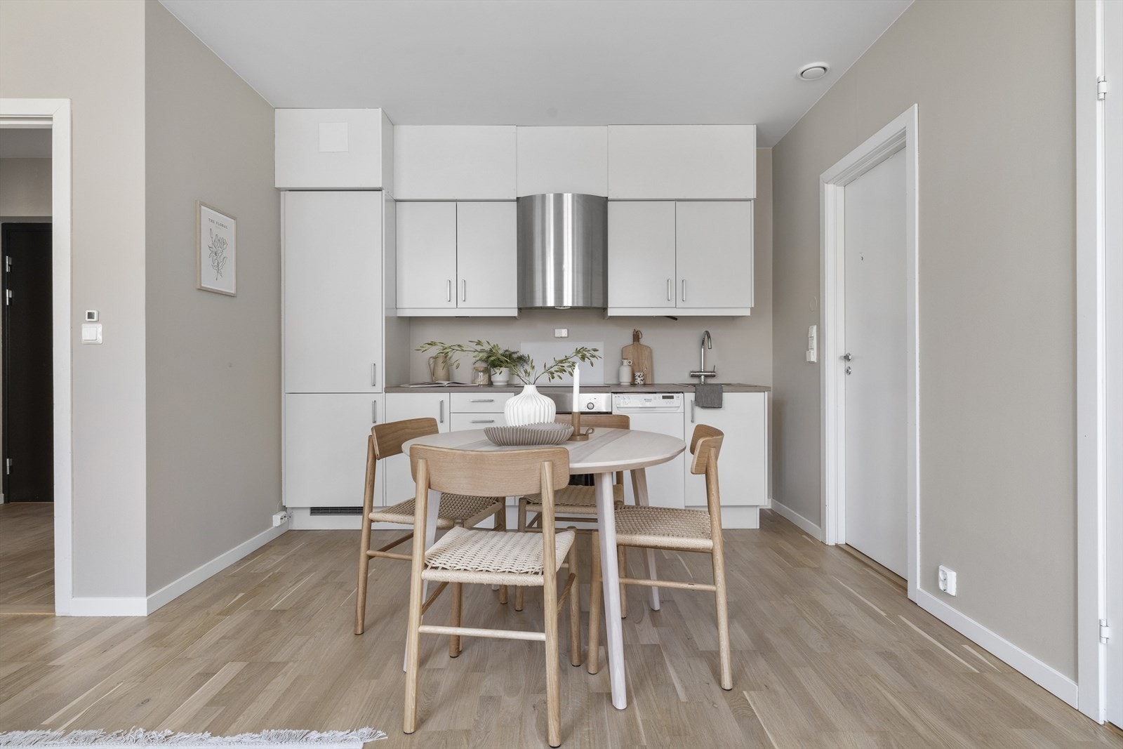 Kjøkken i åpen og sosial løsning fra stuen. Galleribilde