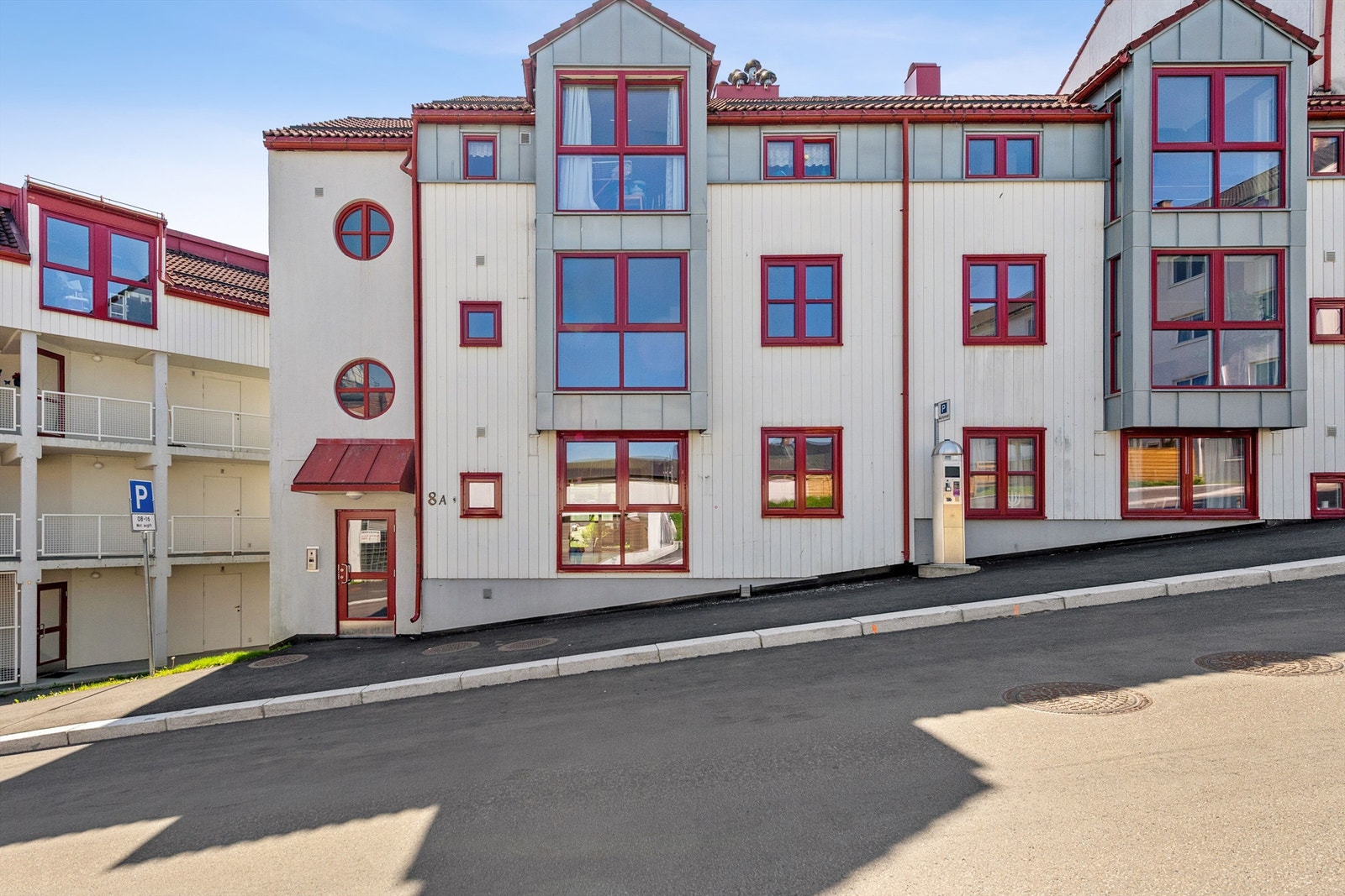 Leiligheten ligger i sentrum med med kort vei til friarealer og turmuligheter langs med Mjøsa og på Fastland. Galleribilde
