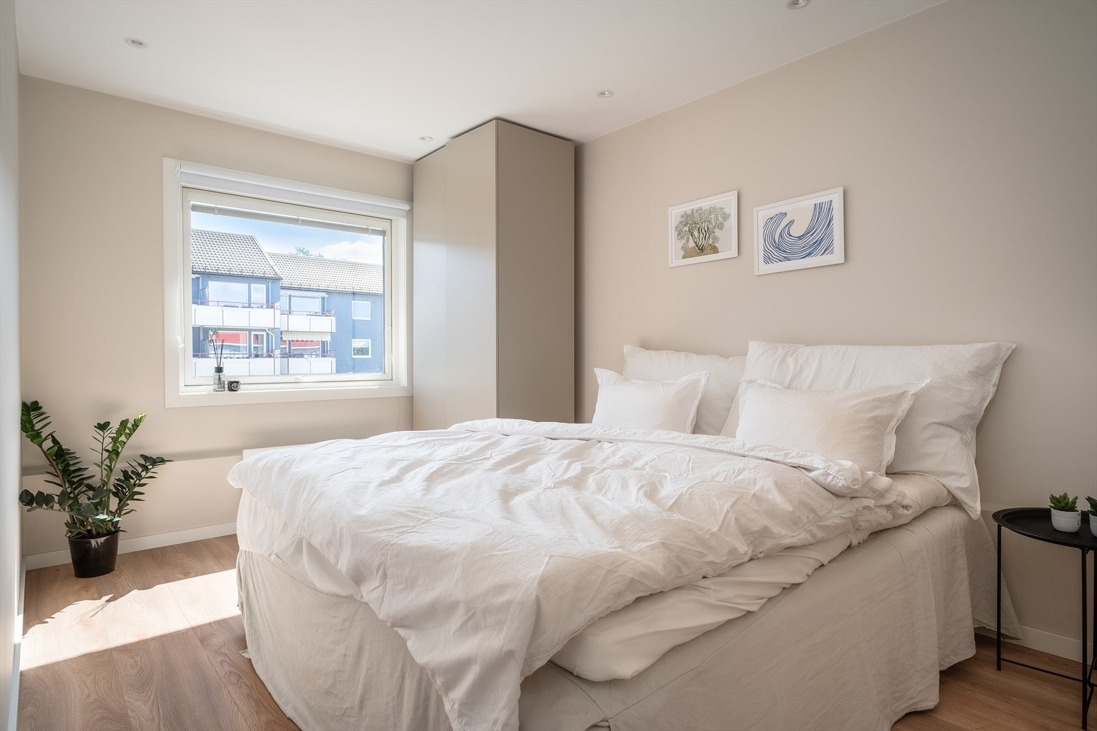 Hovedsoverommet er av svært god størrelse, med medfølgende garderobeskap. Galleribilde