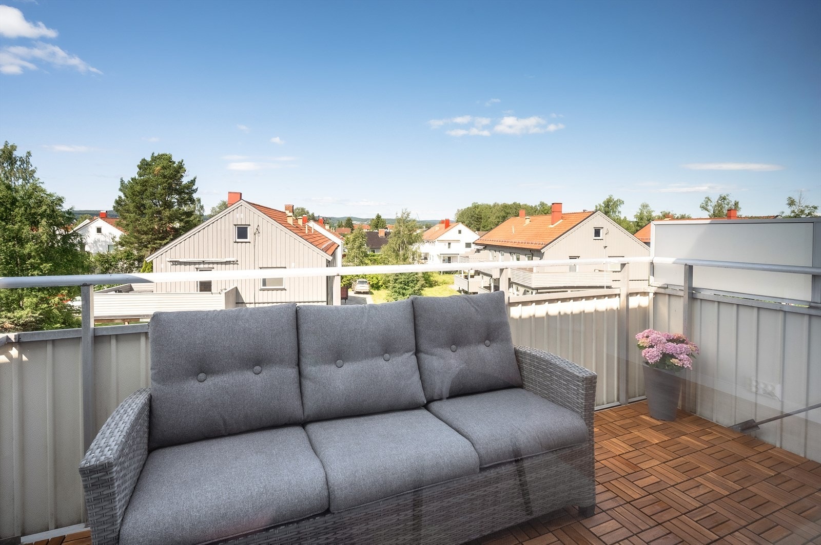 Balkongen er målt opp til ca 7 kvm. Her har du plass til diverse utemøblement samt grill Galleribilde