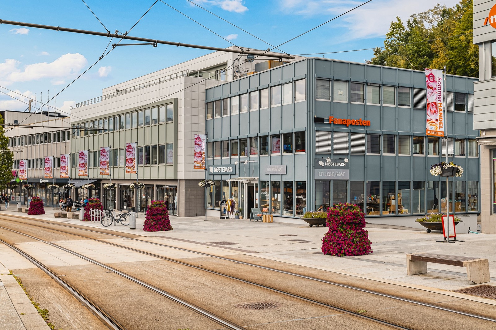 Her finner man et bredt utvalg av butikker, treningssentre, frisører, posttjenester og bank i butikk Galleribilde