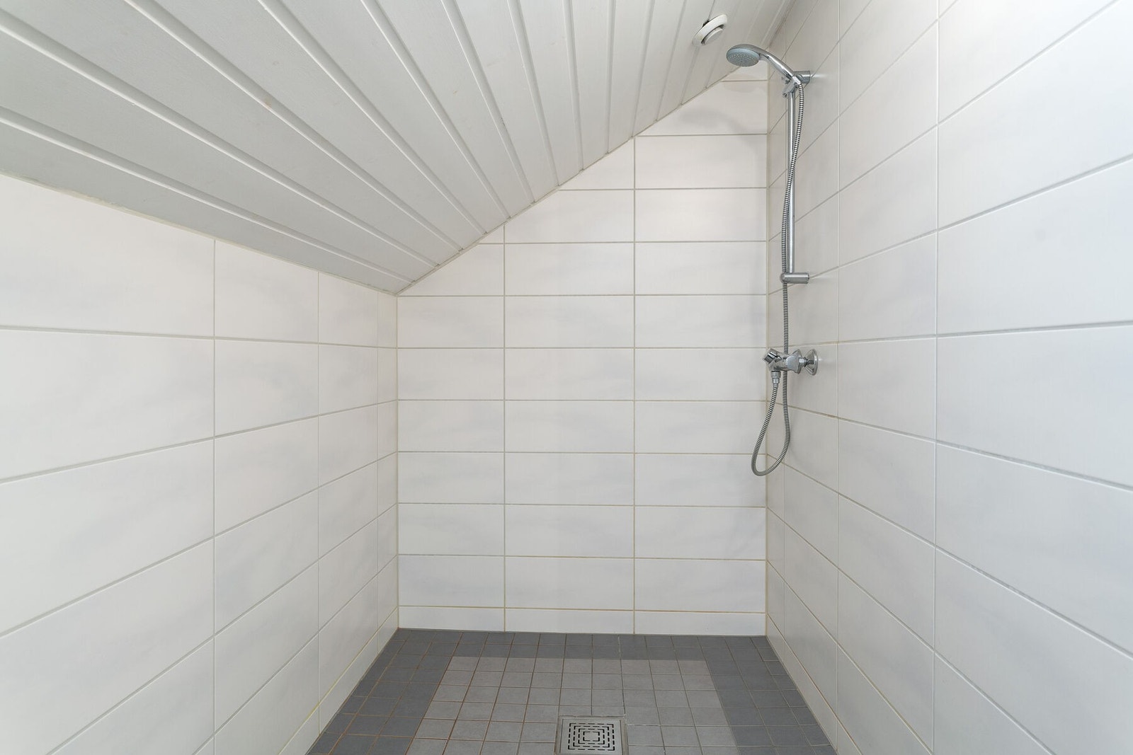 Romslig dusjhjørne. Badet i 2. etasje ble oppusset i 2015. Det er flislagt gulv med elektrisk gulvvarme. Galleribilde