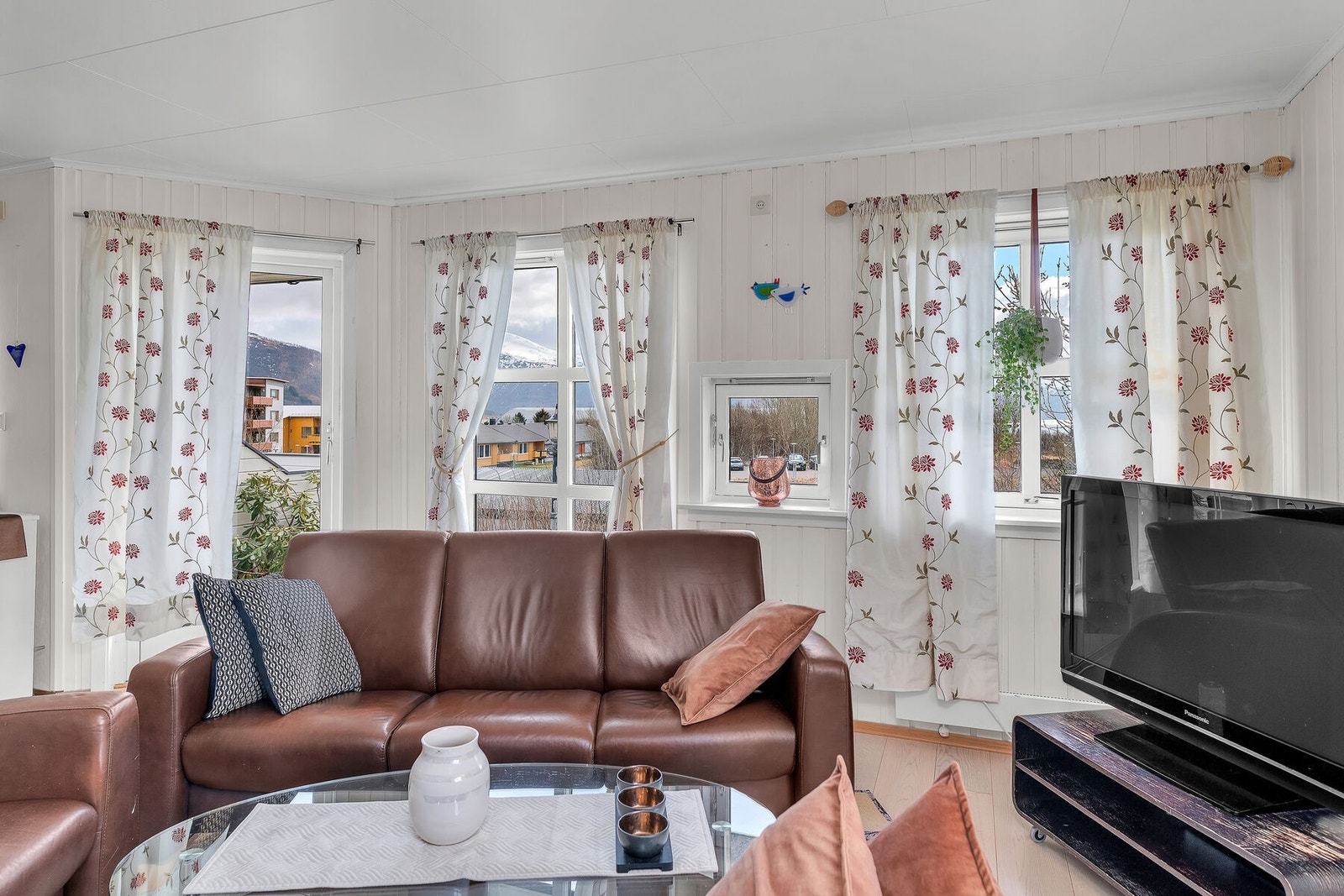 Vinduene sørger for fint naturlig dagslys, samt utsyn mot sjø og fjell. Galleribilde