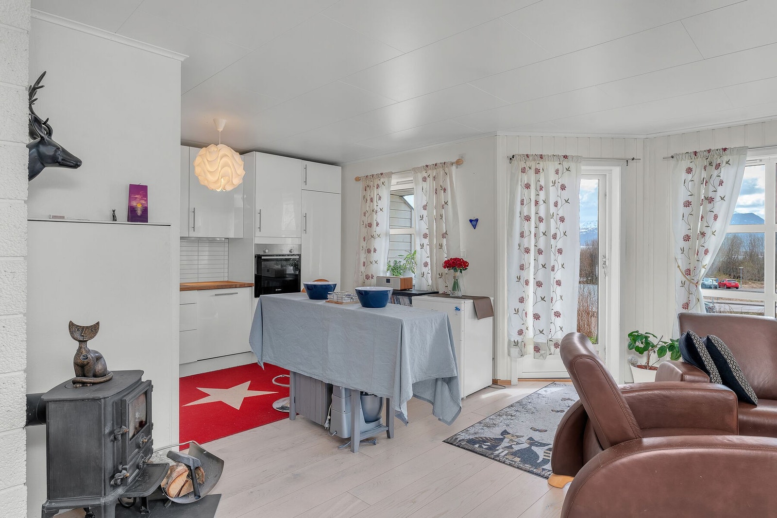 Fra stuen er det utgang til terrasse. Terrassedøren er fra 2012. Galleribilde