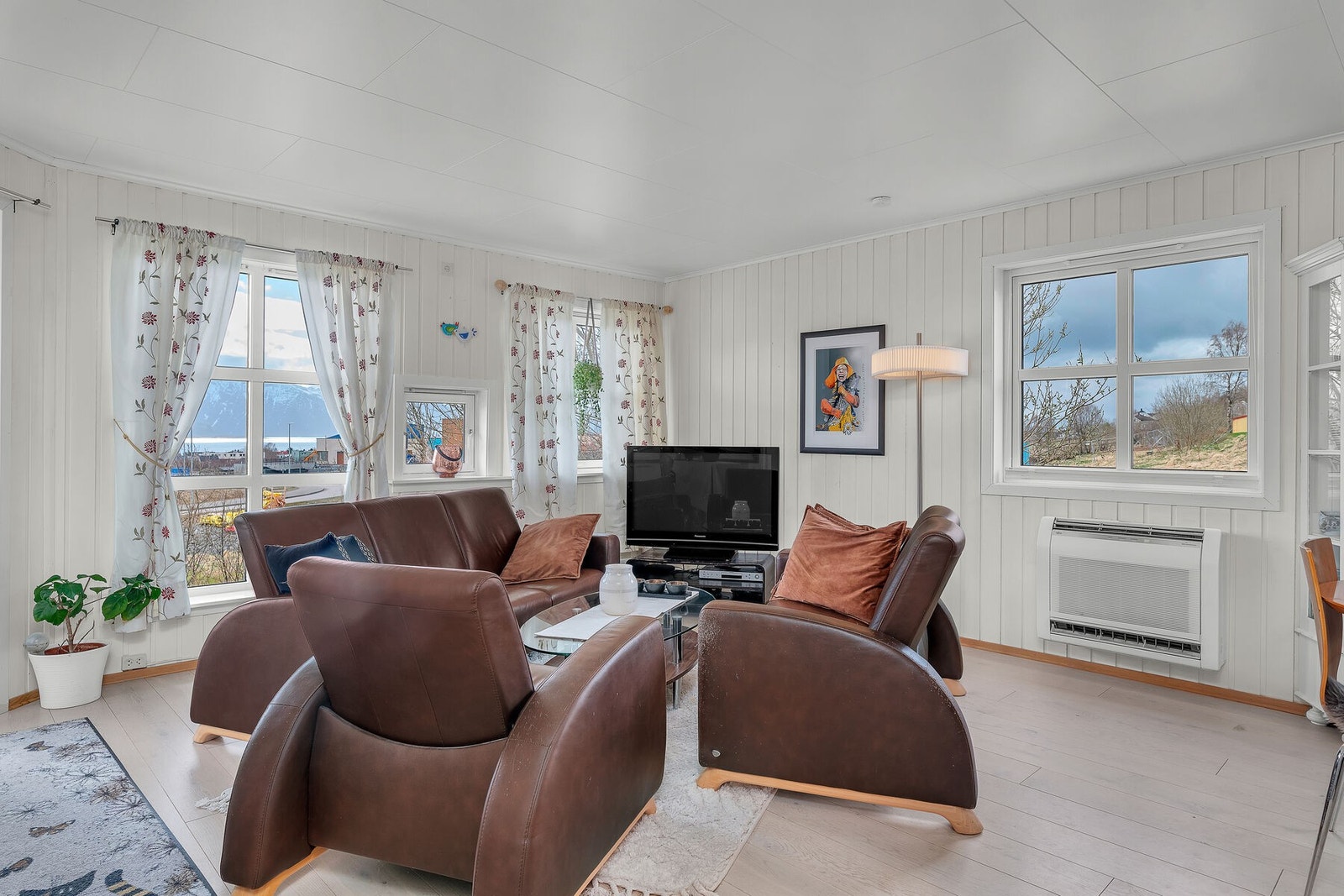 Innbydende og velholdt vertikaldelt tomannsbolig fra 1992 med 3 sov og 2 bad. Galleribilde