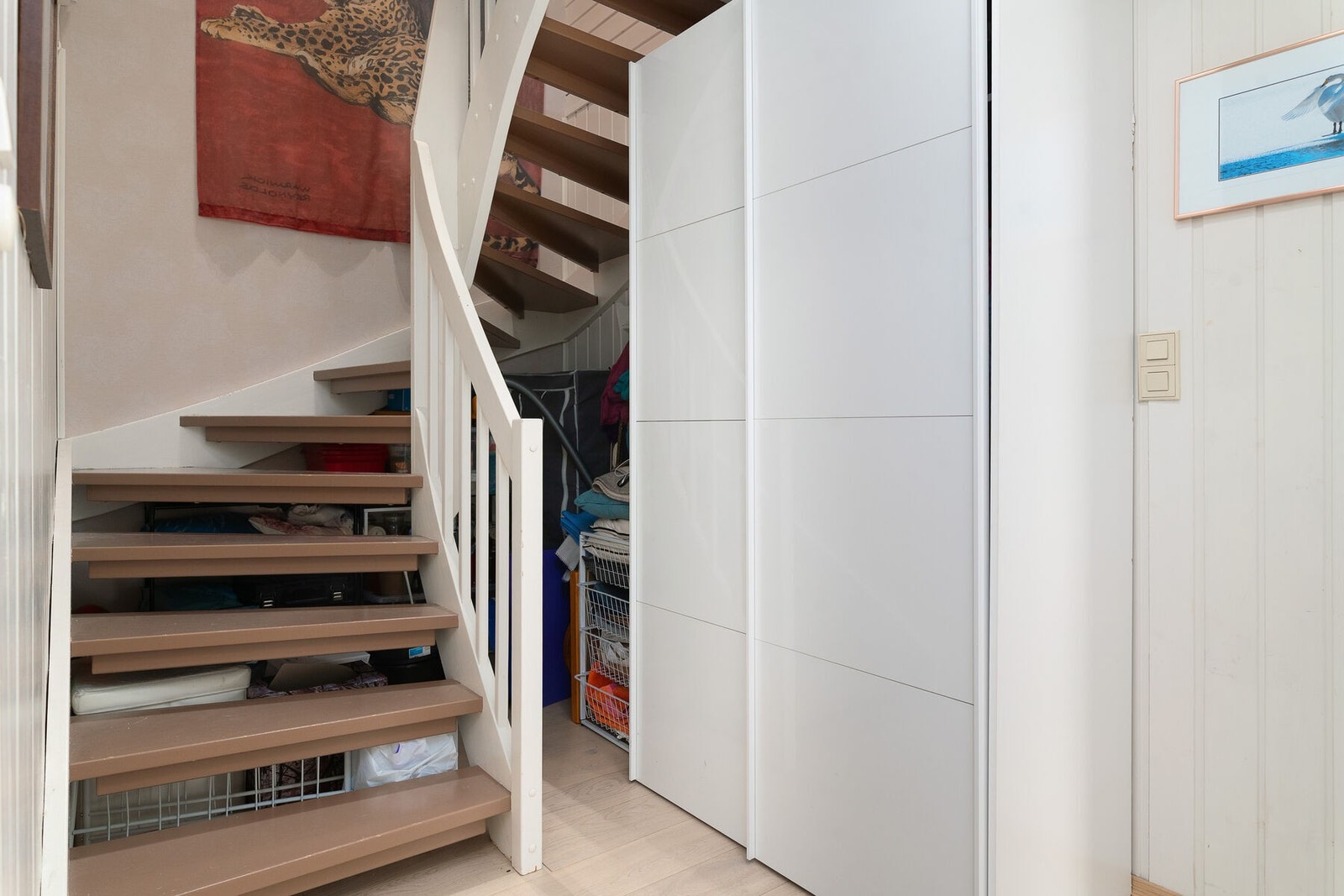 Gang mellom inngang og stue, med adkomst til 2. etasje. Galleribilde