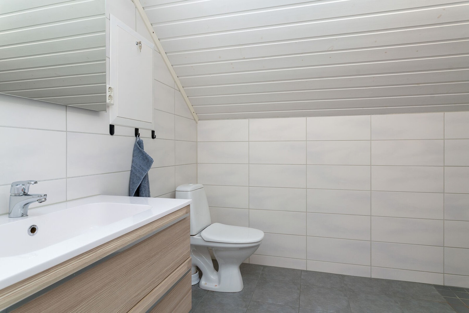 Bad nummer 2 er innredet med skuffeseksjon med servant og gulvmontert wc. Galleribilde