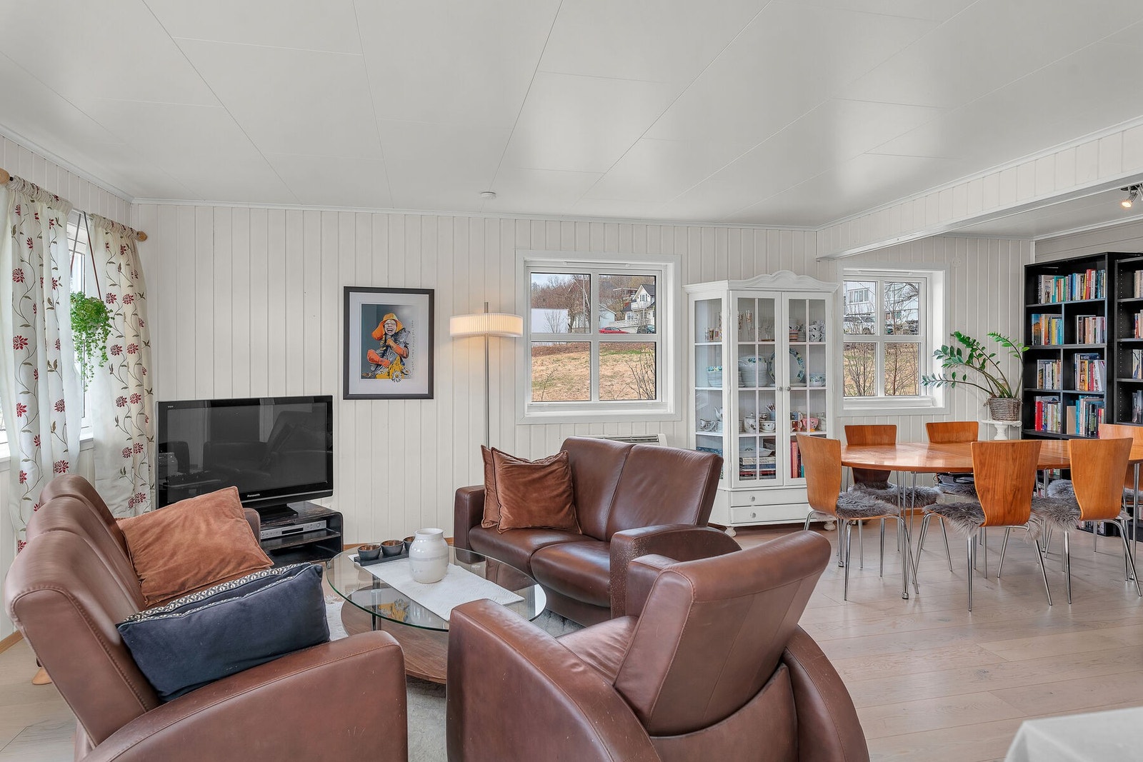 Trivelig stue med tidløse overflater. Galleribilde