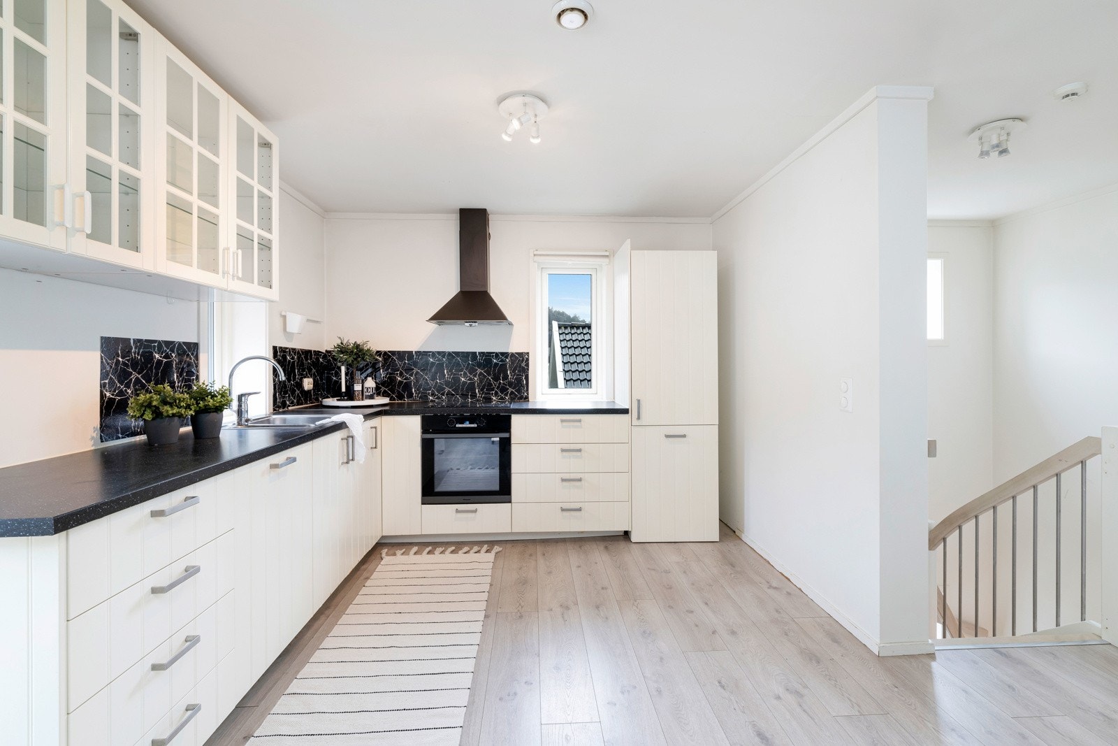 Det er godt med skapplass på kjøkkenet Galleribilde