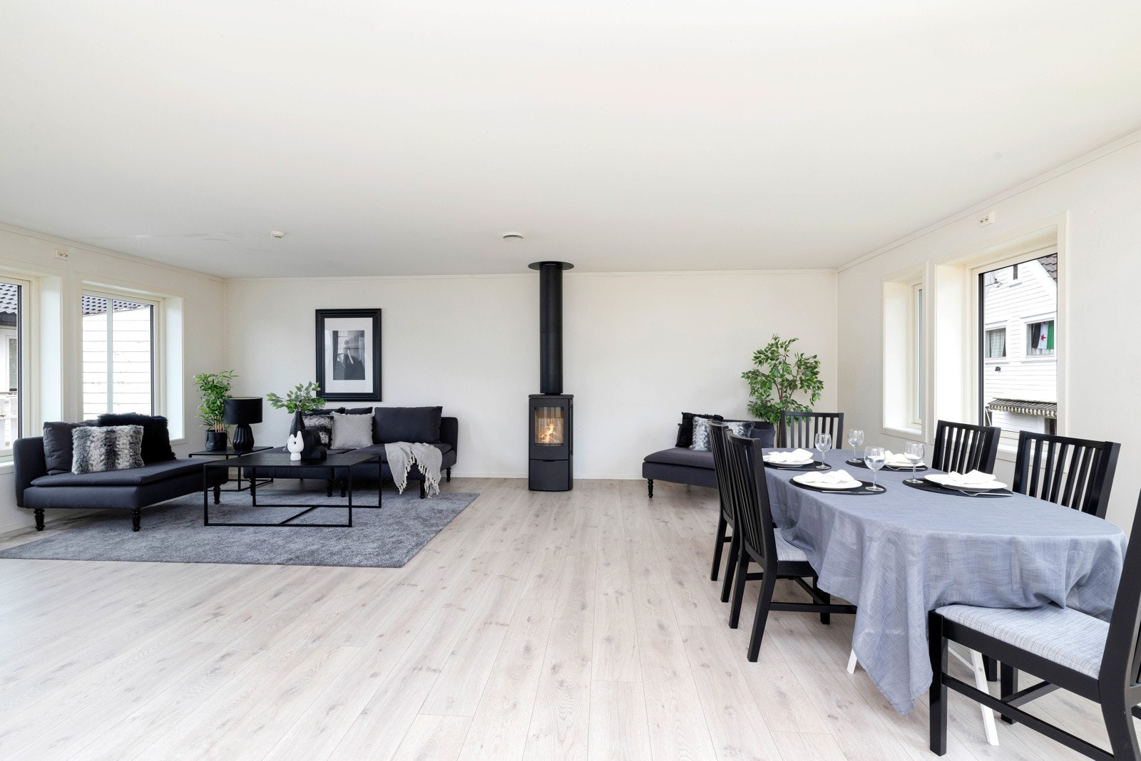 Boligen går over to etasjer og i andre etasje er det en romslig stue/kjøkken med god plass til både sofa og spisebord Galleribilde