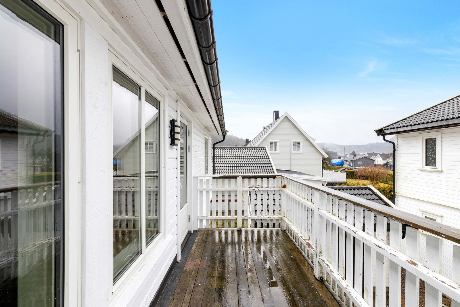 Boligens balkong er vendt mot vest og har følgelig gode solforhold Galleribilde