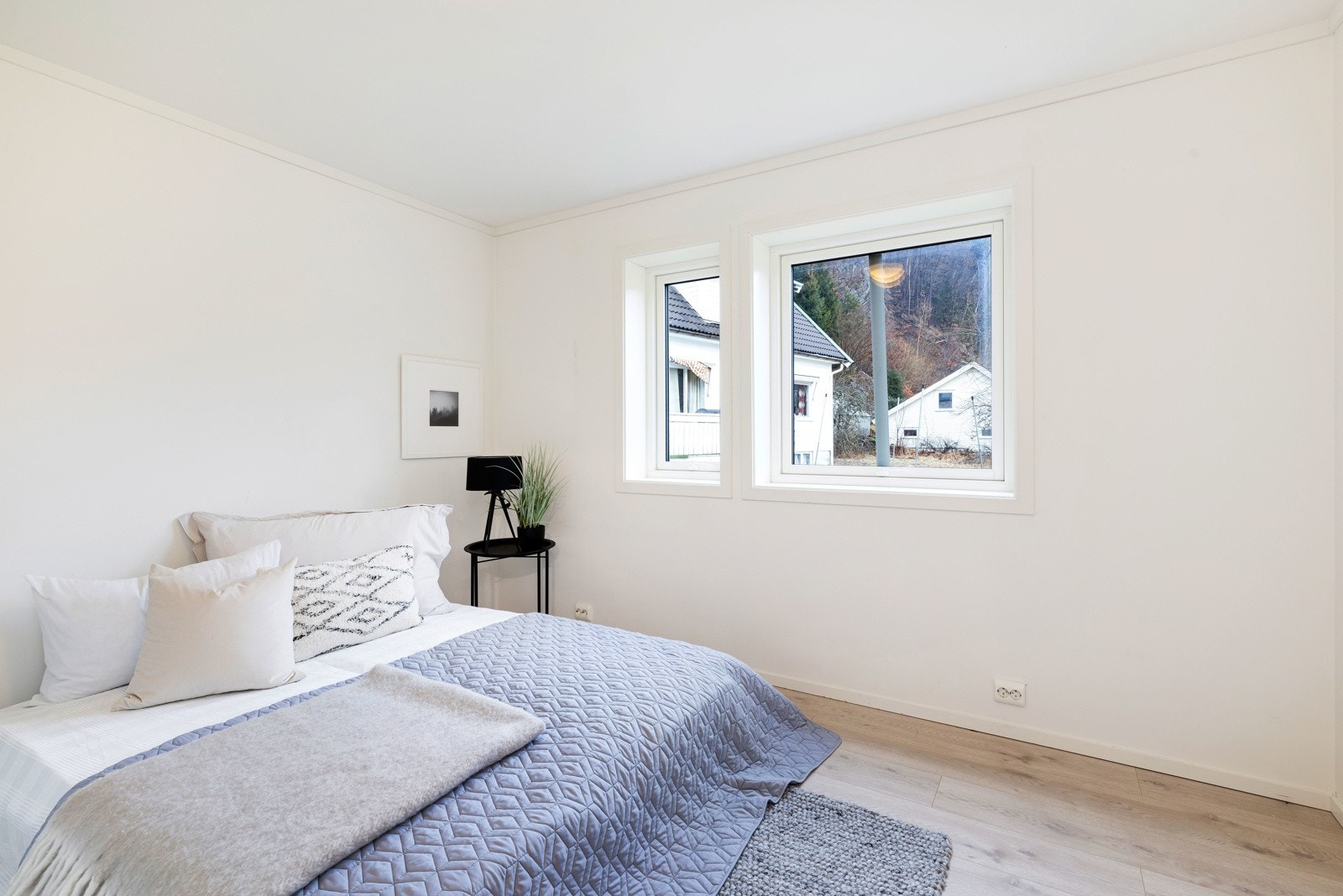 Hovedsoverom med god plass til både dobbeltseng og garderobe Galleribilde