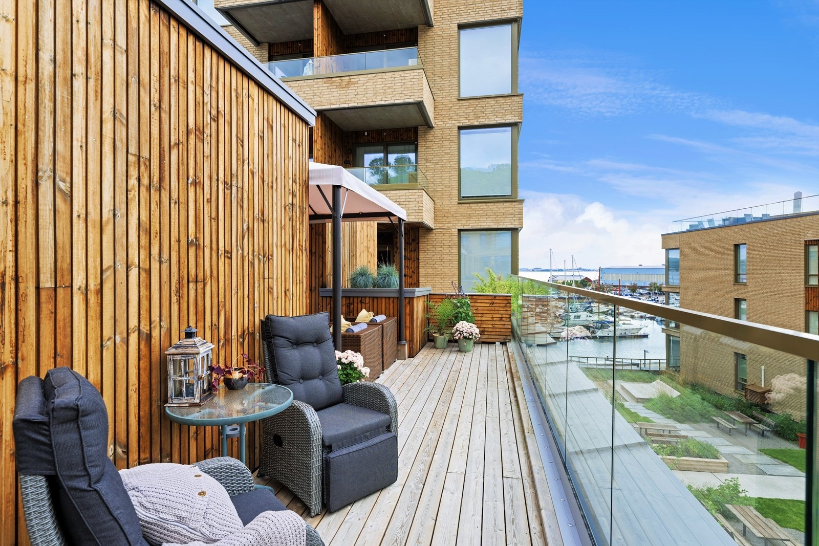 Flott Takterrasse med fantastisk sjøutsikt - her er det bare å sitte å nyte Galleribilde