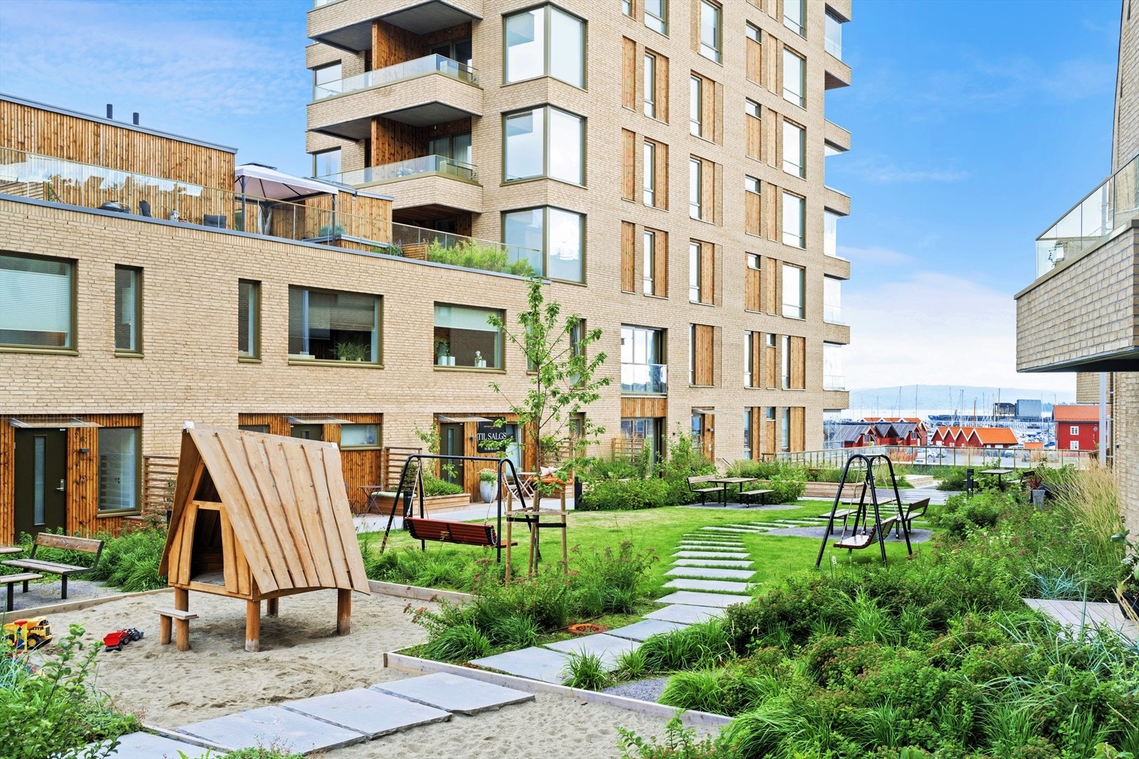 Fasade fra inngang - Leil. er på 2 plan + takterrasse på toppen Galleribilde