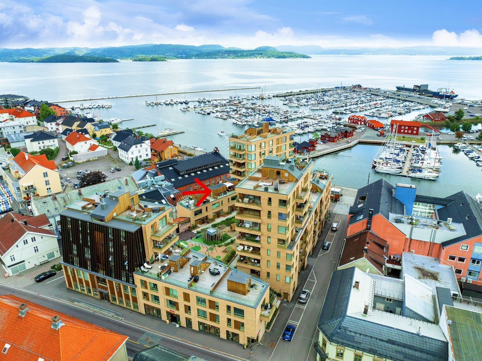 Dronefoto av blokken, ligger fantastisk til på bryggekanten Galleribilde