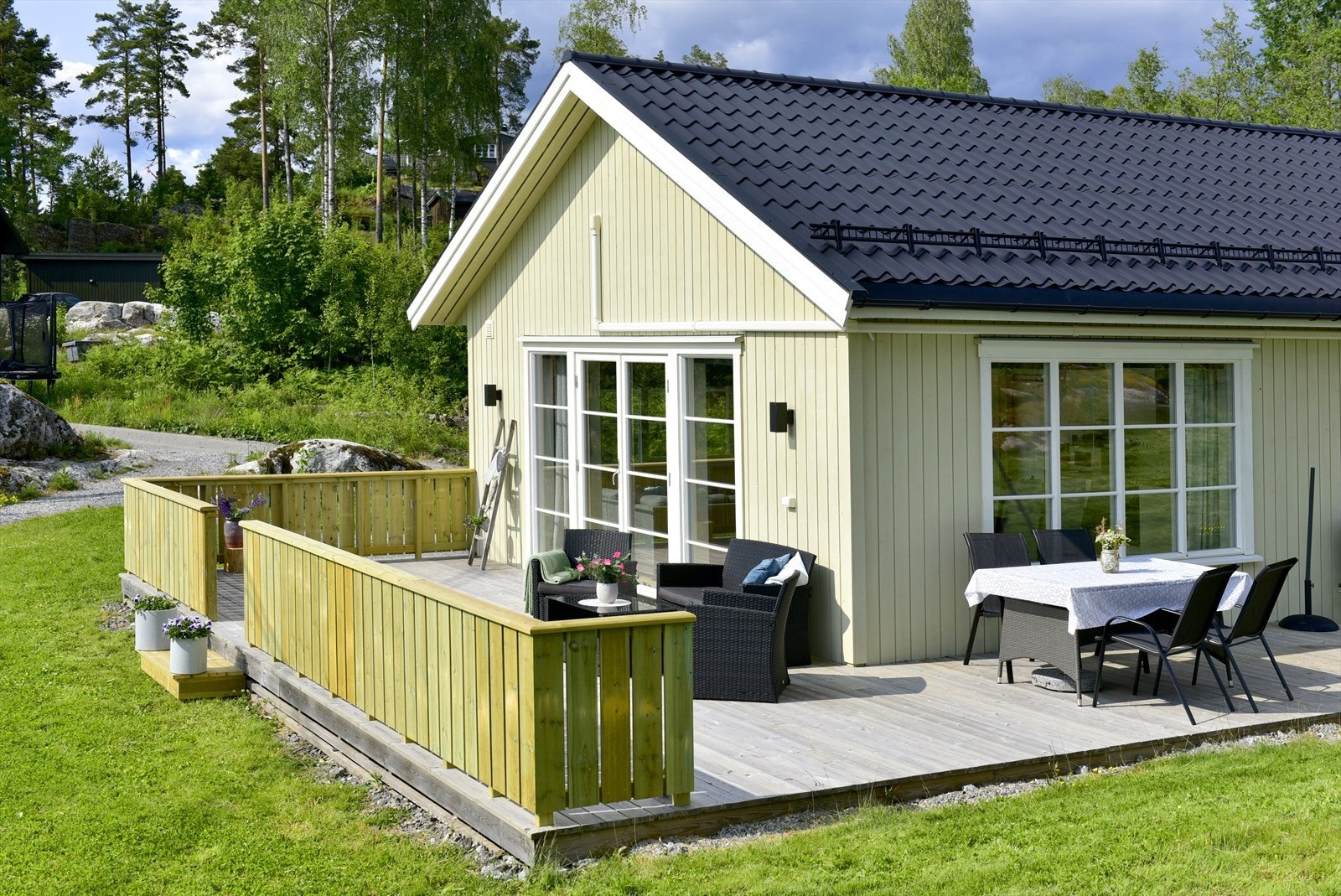 Det er etablert nytt rekkverk sommer 2025, noe som gir en lun og fin uteplass. Galleribilde