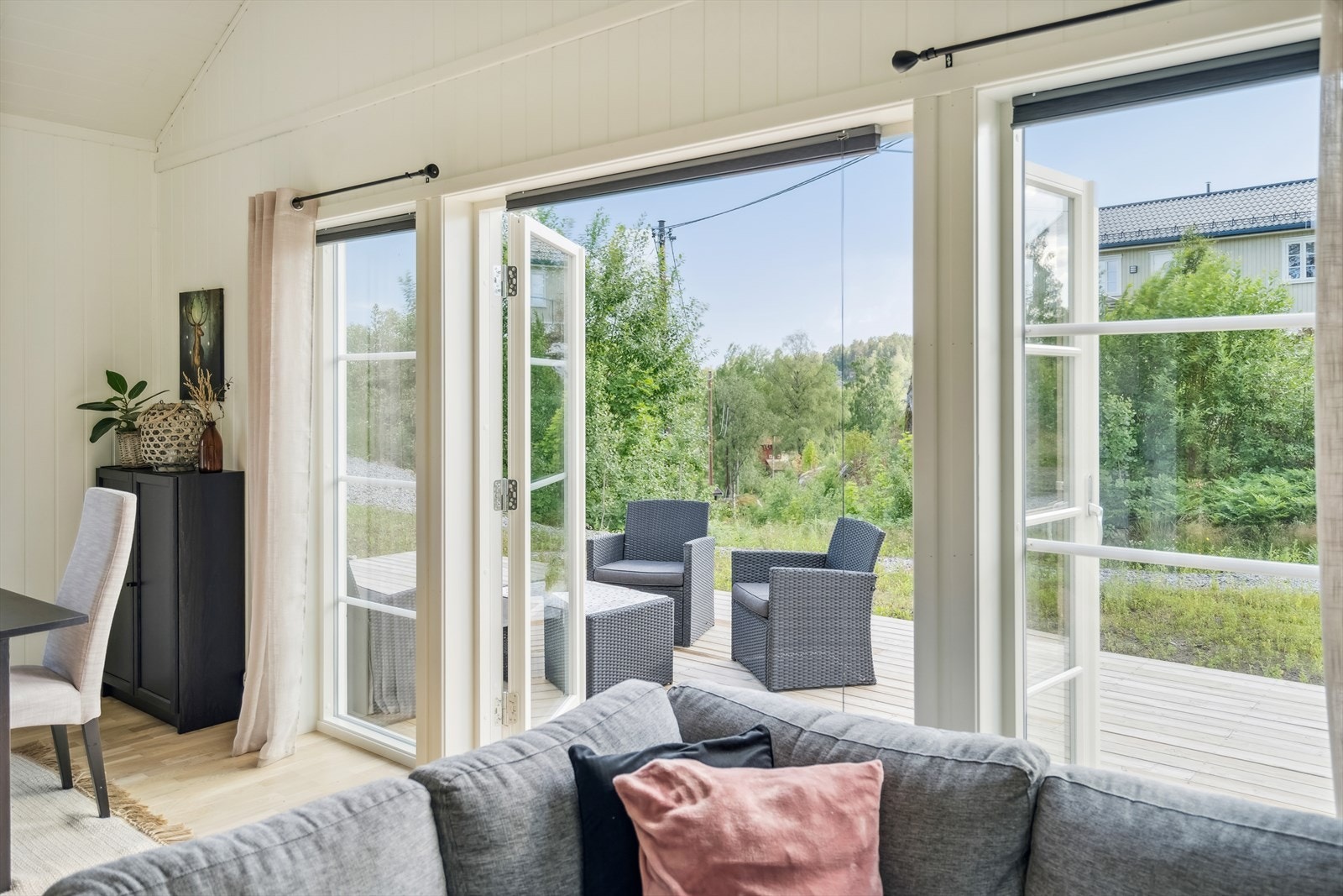 Direkte utgang fra stuen til 45 kvm terrasseplatting i tre via doble terrassedører. Galleribilde