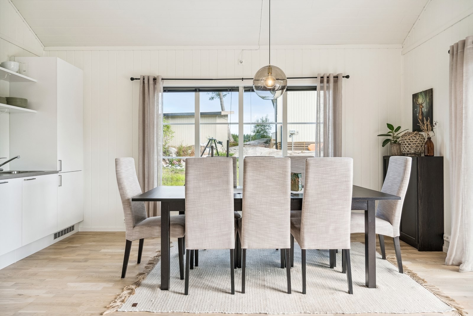 Hyggelig spiseplass som rommer mange gjester rundt bordet. Galleribilde