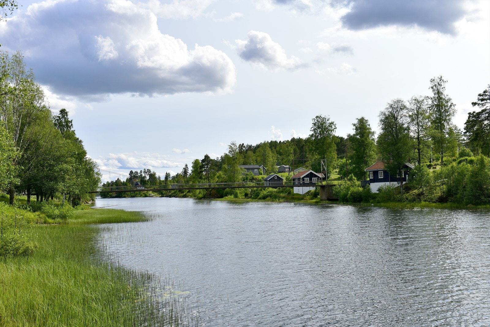 Her ses gangbroen over til Lyserbråtveien der man bl.a. finner en barnevennlig sandstrand. Galleribilde
