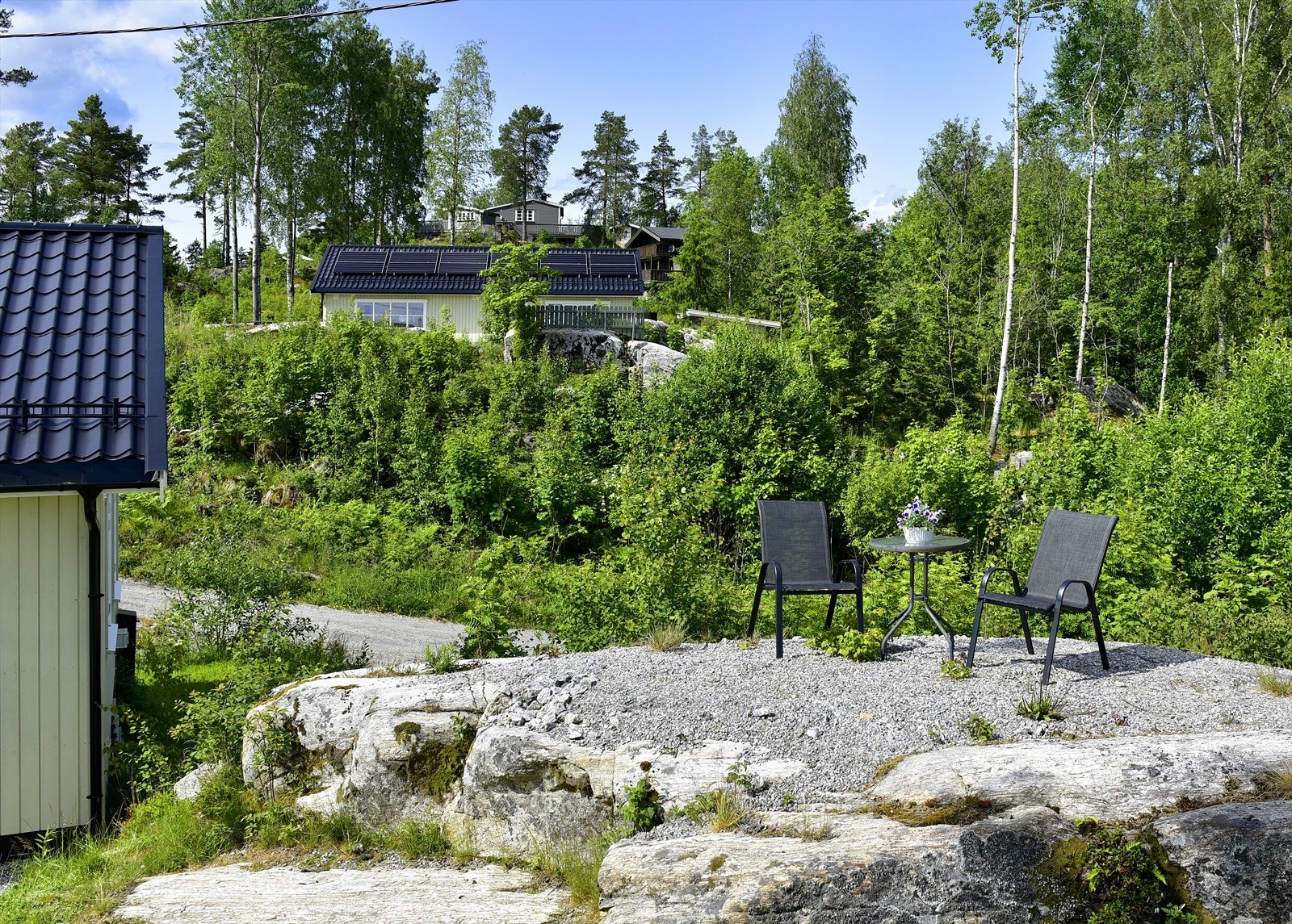 Det er en kort rusletur fra hytta ned til vannkanten der man kan ta seg et lite dopp. Galleribilde