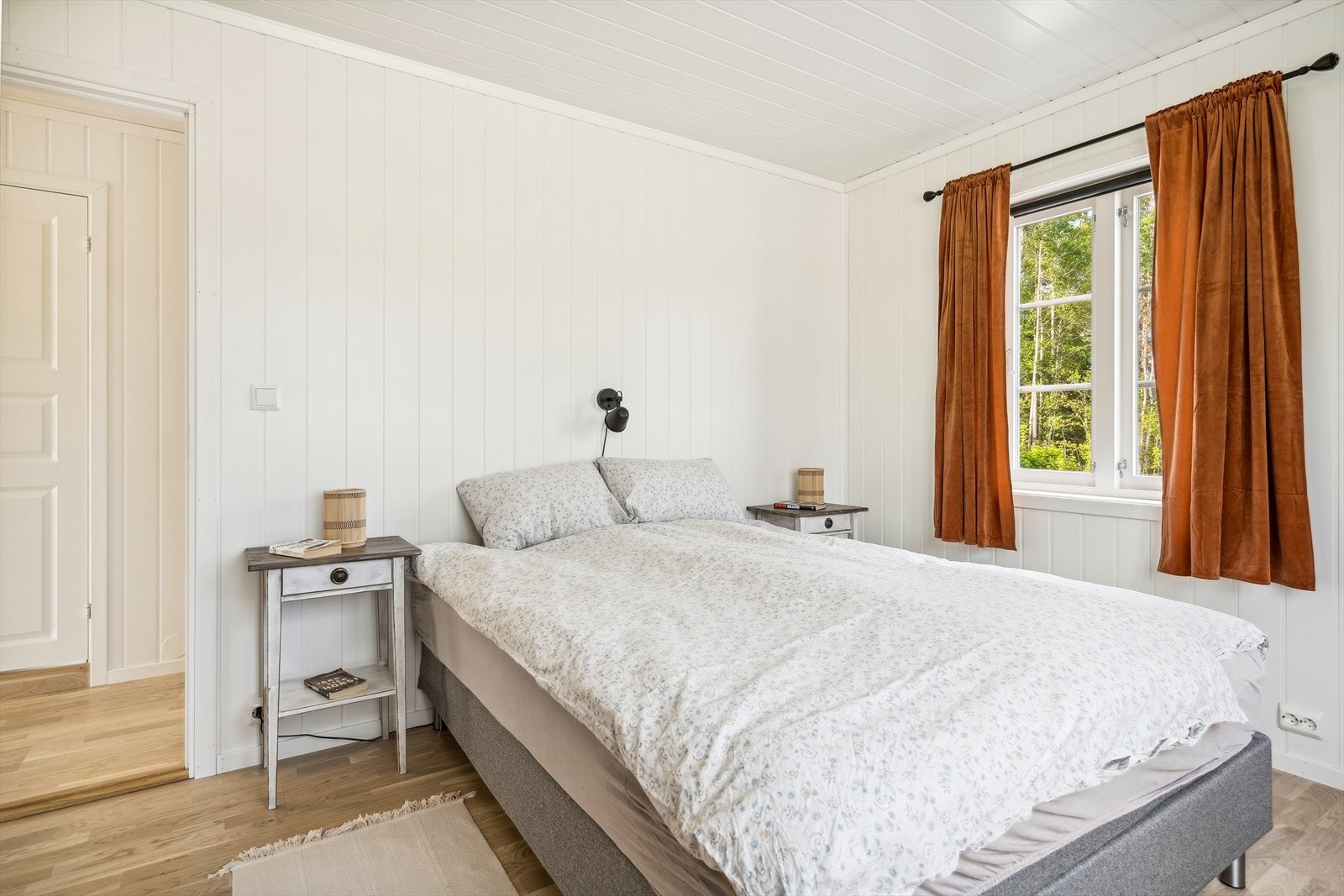 Hovedsoverommet har plass til dobbeltseng, nattbord på hver side av sengen og oppbevaringsmøbler. Galleribilde