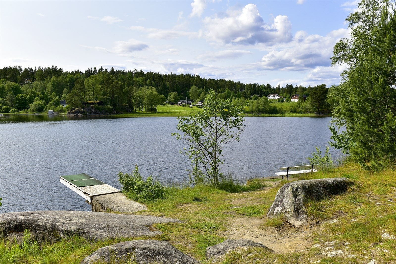 Området byr på flott natur og flere koselige små badeplasser. Galleribilde