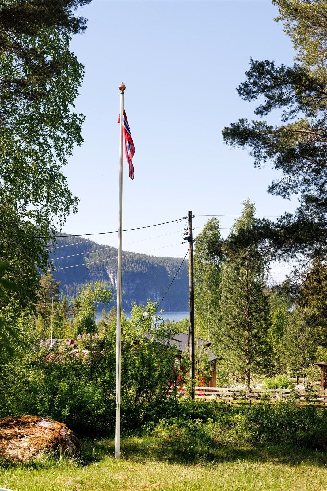 Tomten er opparbeidet med plen og mye naturtomt Galleribilde