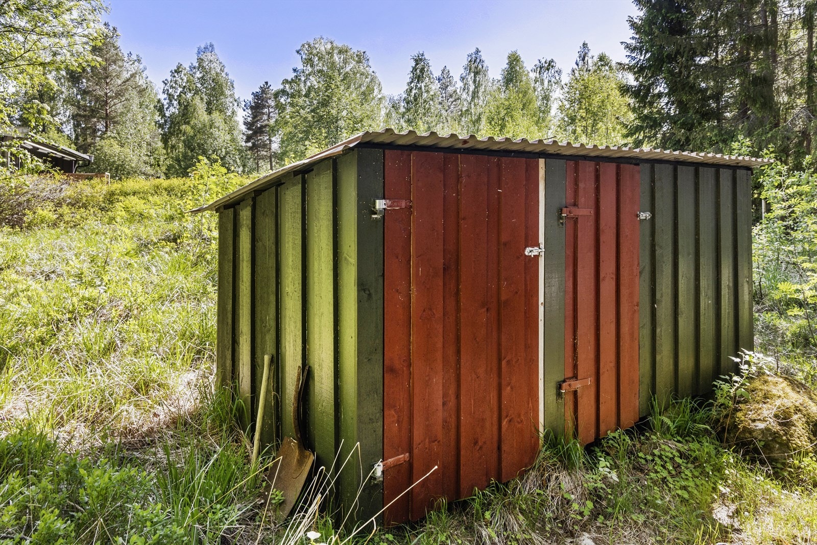 Vedskjul og brønn Galleribilde