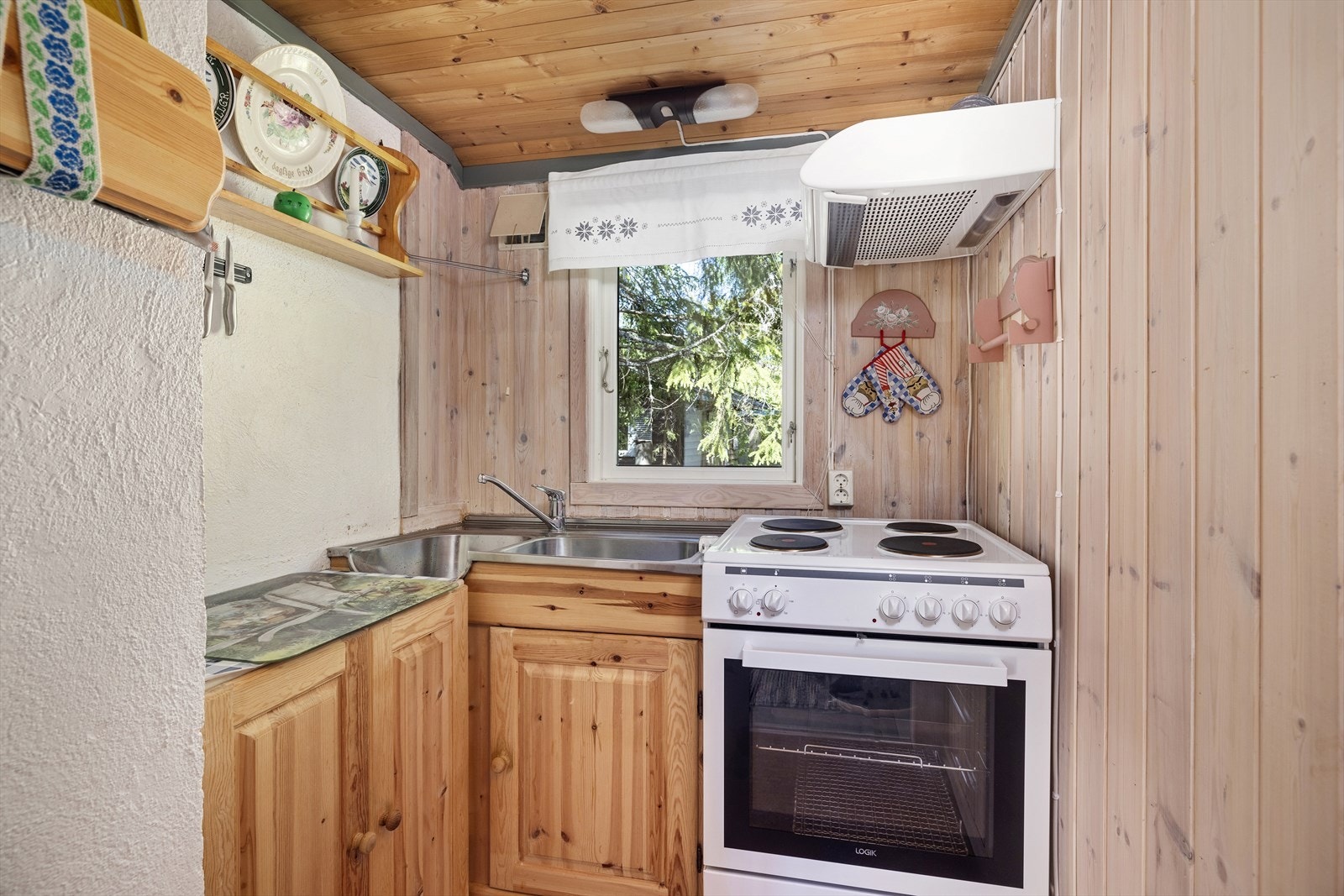 Kjøkken med utslagsvask, komfyr og kjøleskap Galleribilde