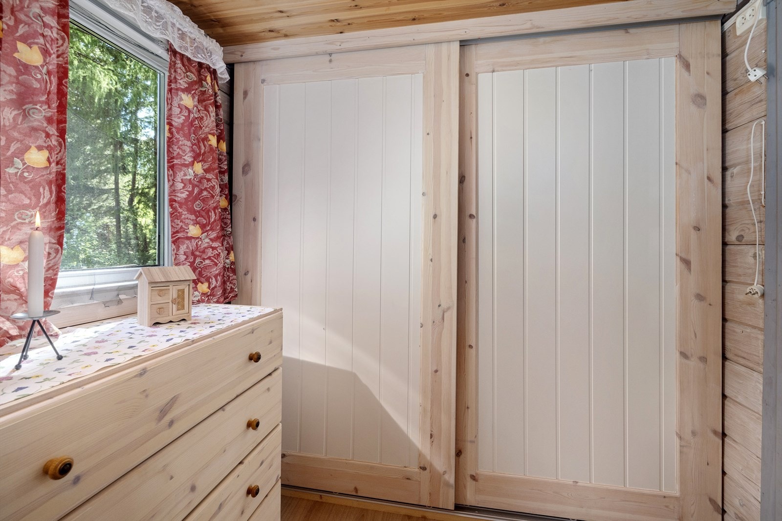 Plassbygget garderobe i soveromsavdelingen Galleribilde