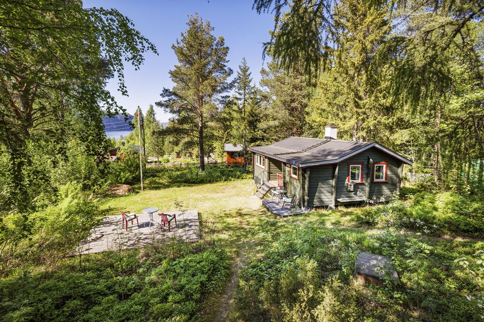 Hytta ligger i flott natur ved Sperillen i Ådalen Galleribilde