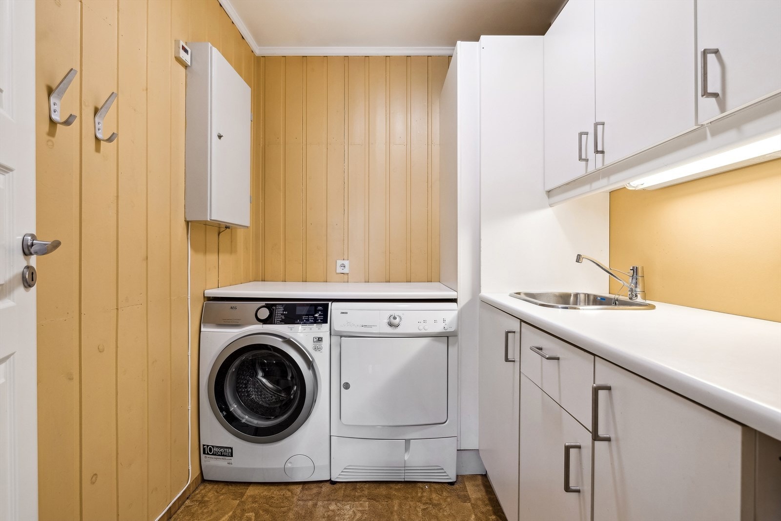 Innredet vaskerom i bakkant av kjøkken Galleribilde