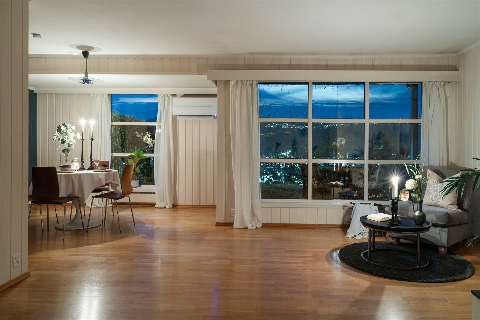 Fra stuen har man et fint og levende "skue" utover ! Galleribilde