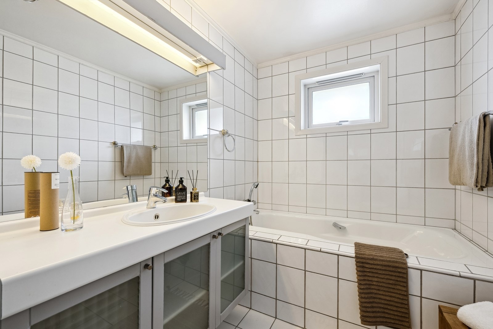 Rommet er bestående av toalett, dusjkabinett (2020), innmurt badekar og servant med innredning. Galleribilde