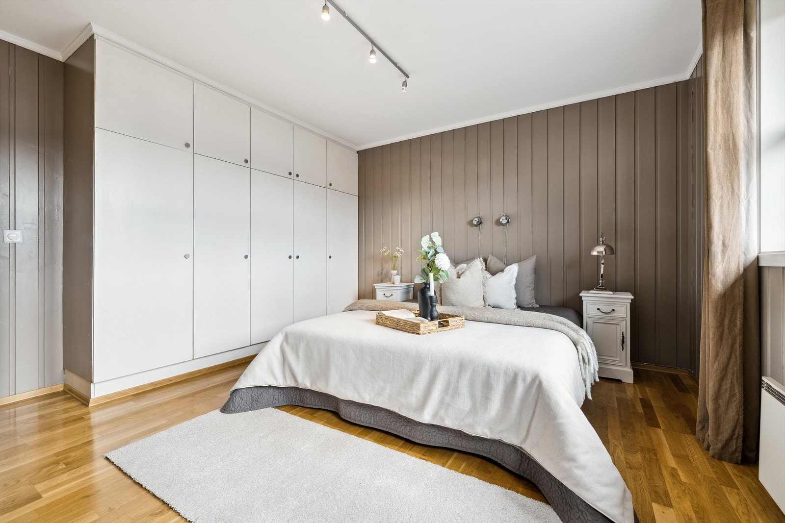 Stort hovedsoverom med innfelte skap Galleribilde