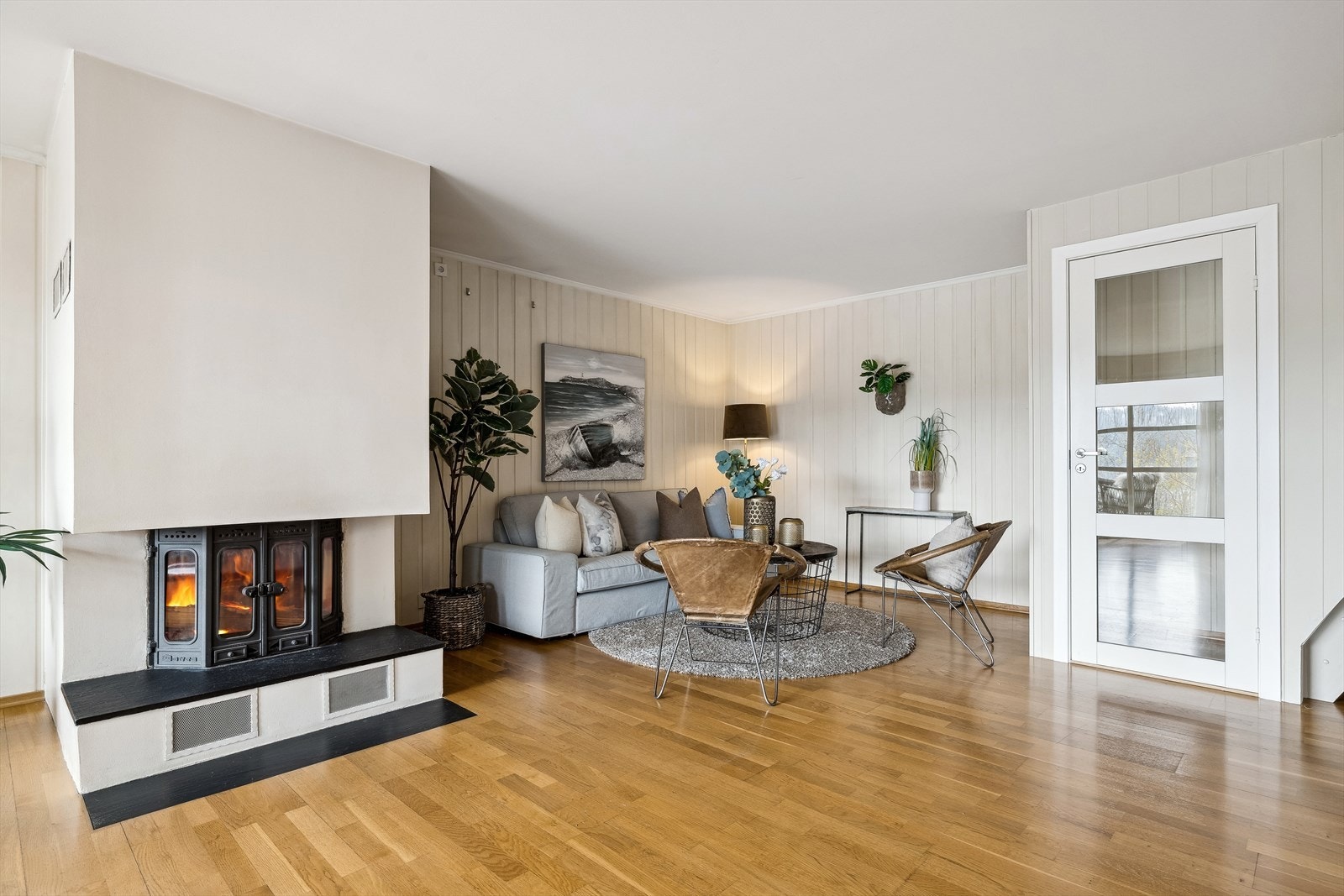 Fra trappenedgang/rom kommer man ned til stue og kjøkken Galleribilde