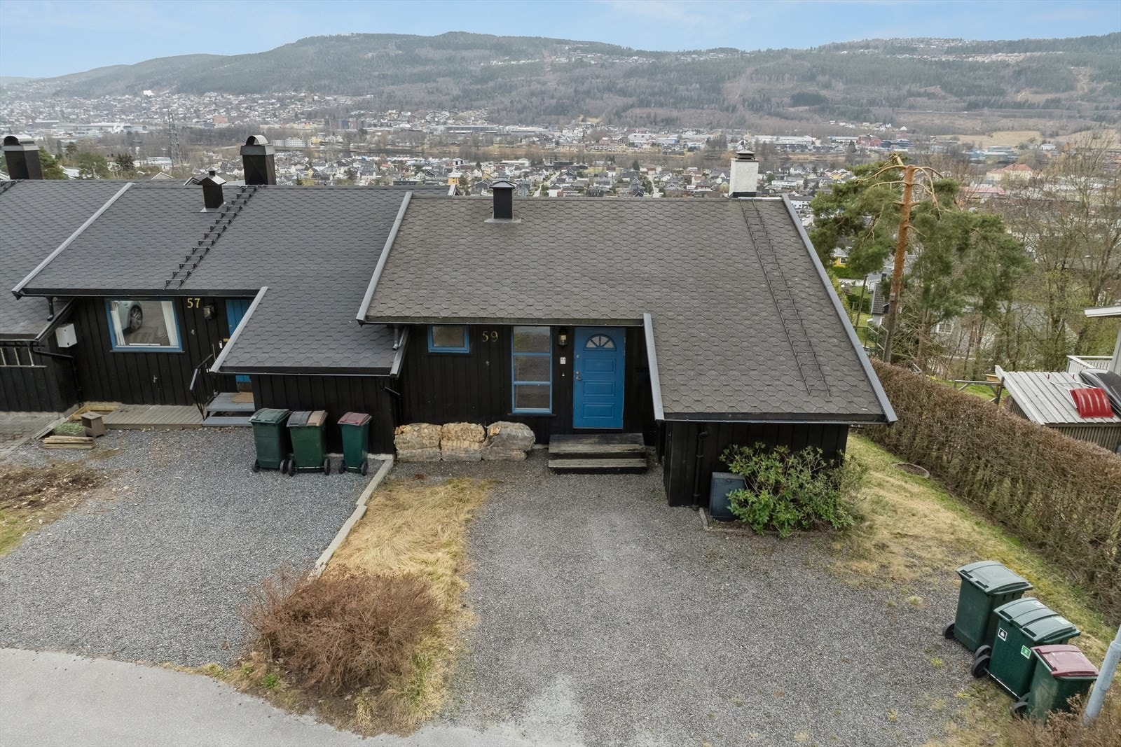 God plass til 2 biler i gårdsplass Galleribilde