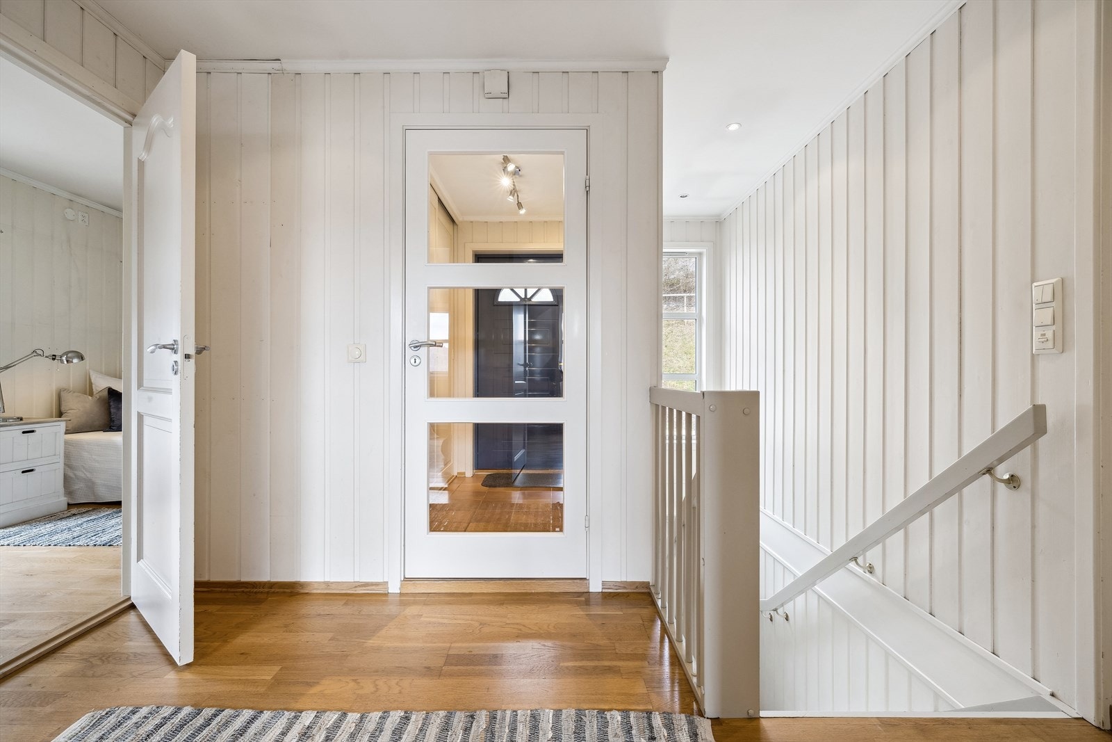 Fra egen gårdsplass kommer man inn i en fin gang Galleribilde