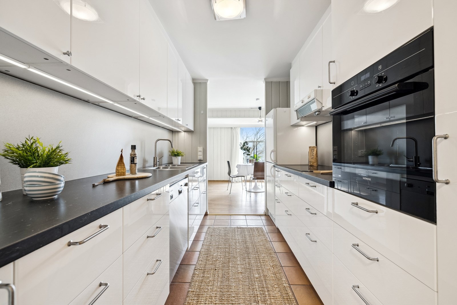 Kjøkken med god skap- og benkeplass! Galleribilde