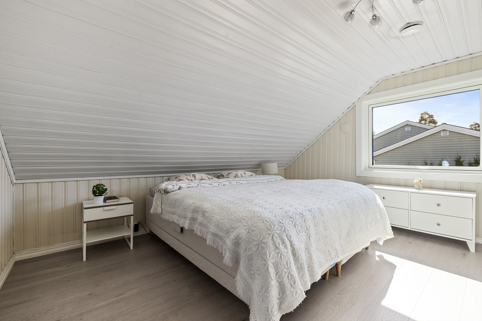 Soverom I/hovedsoverom - Det er 4 gode soverom i hovedboligens 2.etasje - dette soverommet vender mot syd Galleribilde