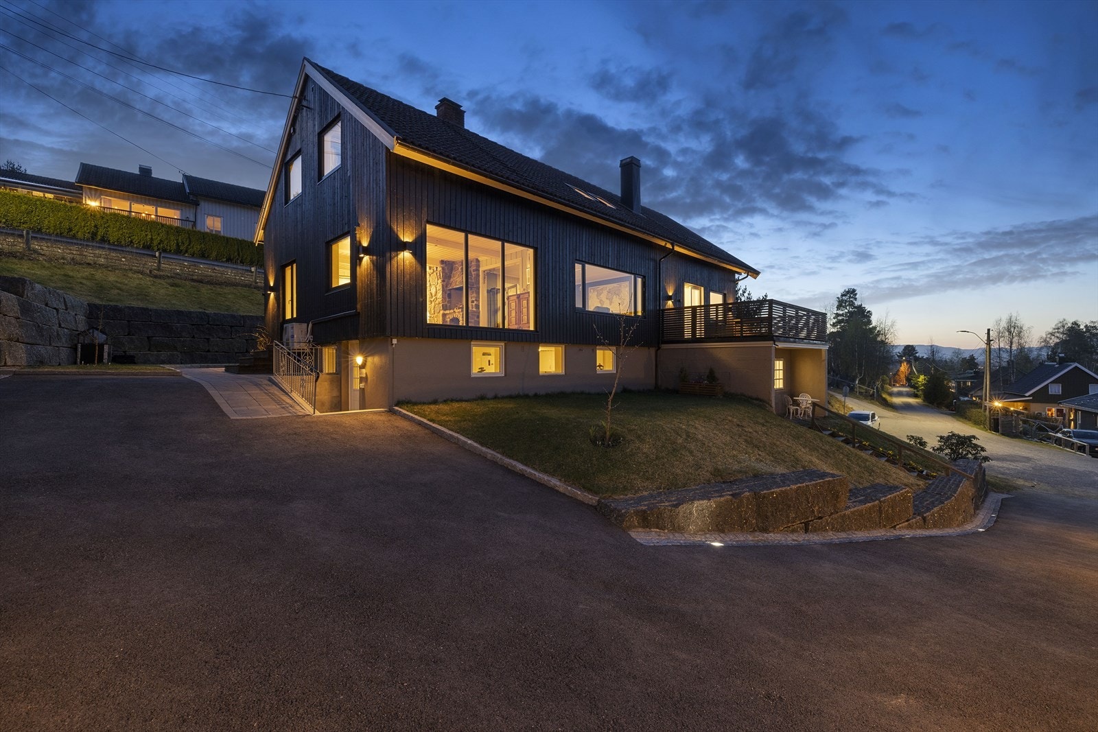 Boligen har fått ny kledning, nye vinduer og er etterisolert i 2024/2025 - uteområdet er meget pent opparbeidet og beplantet 2024/2025 Galleribilde