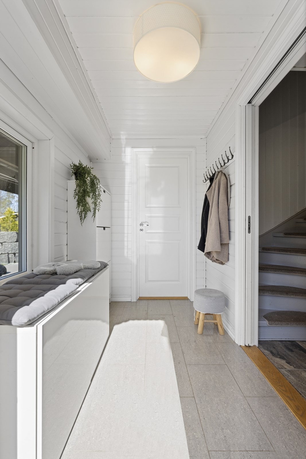 Entrè/gang med inngang til vaskerom Galleribilde