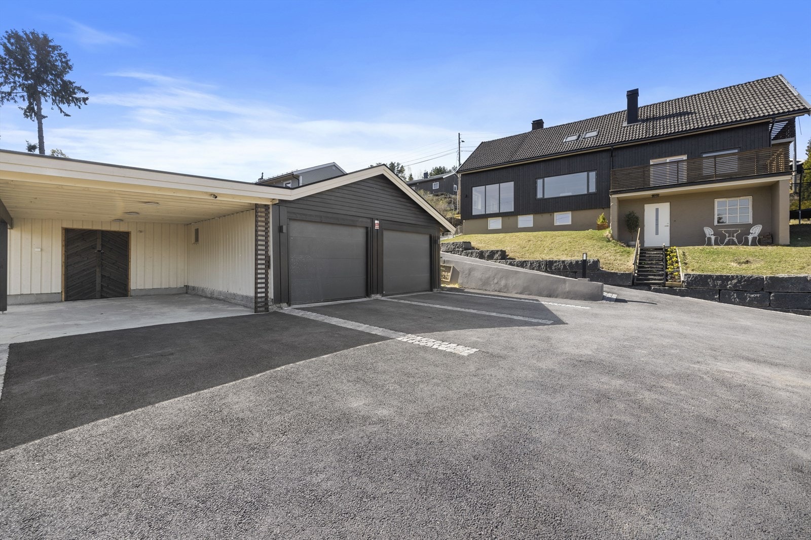 Dobbel garasje med tilhørende carport Galleribilde