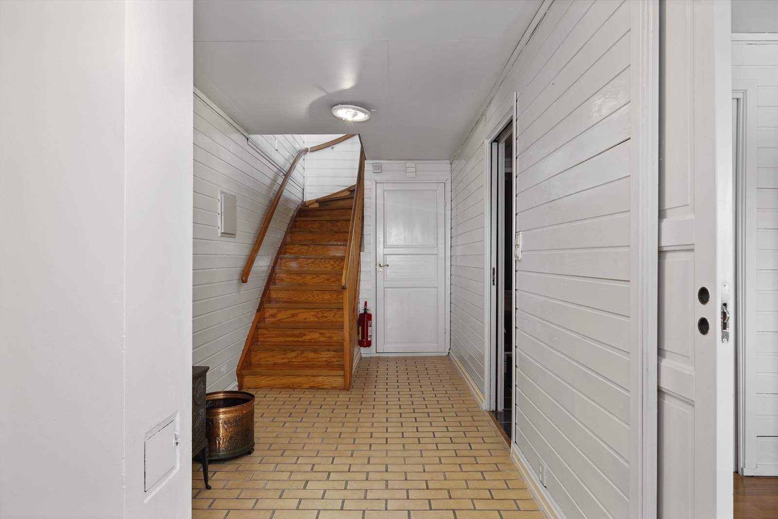 Generasjonsdel/leilighet har egen inngang fra sydøst - leieinntekter kr 10.000,- pr mnd (ikke regulert siden 2017) Galleribilde